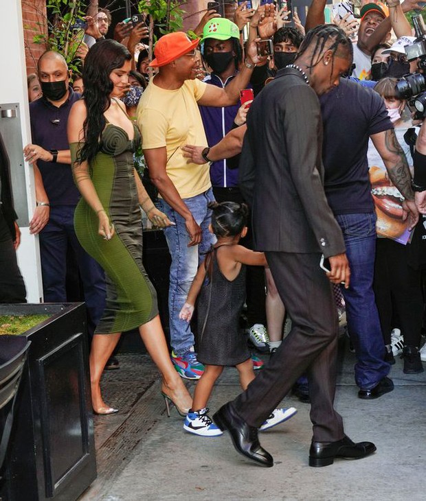 Sau 2 năm toang vì tiểu tam, Kylie Jenner và Travis Scott chính thức tái hợp, cách chàng gọi nàng báo hiệu tin vui? - Ảnh 3. Sau 2 năm toang vì tiểu tam, Kylie Jenner và Travis Scott chính thức tái hợp, cách chàng gọi nàng báo hiệu tin vui? - Ảnh 3.