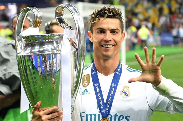 Tỷ phú bóng đá Cristiano Ronaldo: Từ cậu bé nghèo tới siêu sao quyền lực chỉ cần 5 giây để Coca-Cola mất 4 tỷ đô - Ảnh 5. Tỷ phú bóng đá Cristiano Ronaldo: Từ cậu bé nghèo tới siêu sao quyền lực chỉ cần 5 giây để Coca-Cola mất 4 tỷ đô - Ảnh 5.