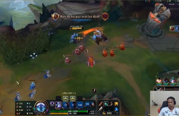 Streamer Tấn Trường thể hiện kỹ năng chơi Xerath, Zed siêu hạng: Tay to cả trong game lẫn trên sân cỏ! - Ảnh 3.