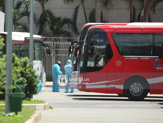 Toàn cảnh đội tuyển Việt Nam về đến Sài Gòn: Thầy Park quá dễ thương, cầu thủ mlem hết cỡ còn hàng xóm bật mode “hóng” nhiệt tình - Ảnh 32. Toàn cảnh đội tuyển Việt Nam về đến Sài Gòn: Thầy Park quá dễ thương, cầu thủ mlem hết cỡ còn hàng xóm bật mode “hóng” nhiệt tình - Ảnh 32.