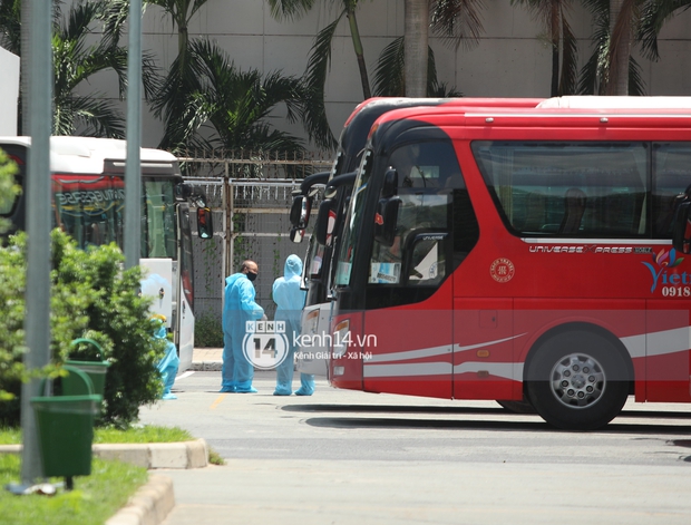 Toàn cảnh đội tuyển Việt Nam về đến Sài Gòn: Thầy Park quá dễ thương, cầu thủ mlem hết cỡ còn hàng xóm bật mode “hóng” nhiệt tình - Ảnh 32.