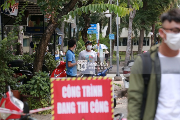 Toàn cảnh đội tuyển Việt Nam về đến Sài Gòn: Thầy Park quá dễ thương, cầu thủ mlem hết cỡ còn hàng xóm bật mode “hóng” nhiệt tình - Ảnh 20.