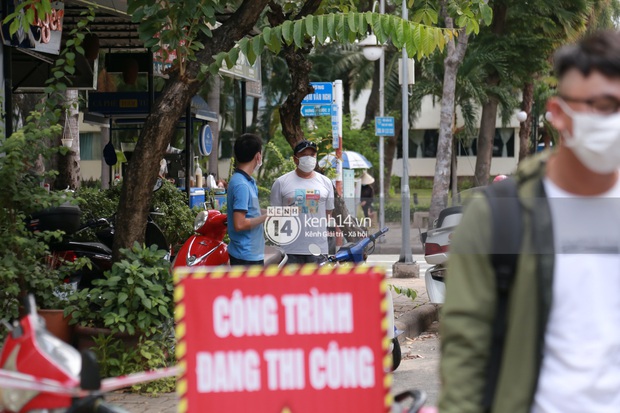 Toàn cảnh đội tuyển Việt Nam về đến Sài Gòn: Thầy Park quá dễ thương, cầu thủ mlem hết cỡ còn hàng xóm bật mode “hóng” nhiệt tình - Ảnh 20. Toàn cảnh đội tuyển Việt Nam về đến Sài Gòn: Thầy Park quá dễ thương, cầu thủ mlem hết cỡ còn hàng xóm bật mode “hóng” nhiệt tình - Ảnh 20.