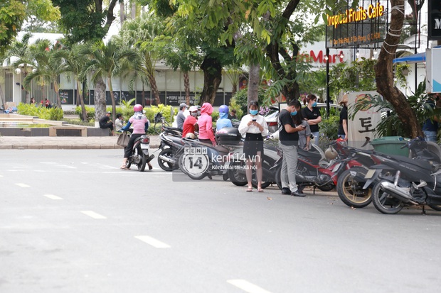 Toàn cảnh đội tuyển Việt Nam về đến Sài Gòn: Thầy Park quá dễ thương, cầu thủ mlem hết cỡ còn hàng xóm bật mode “hóng” nhiệt tình - Ảnh 19.