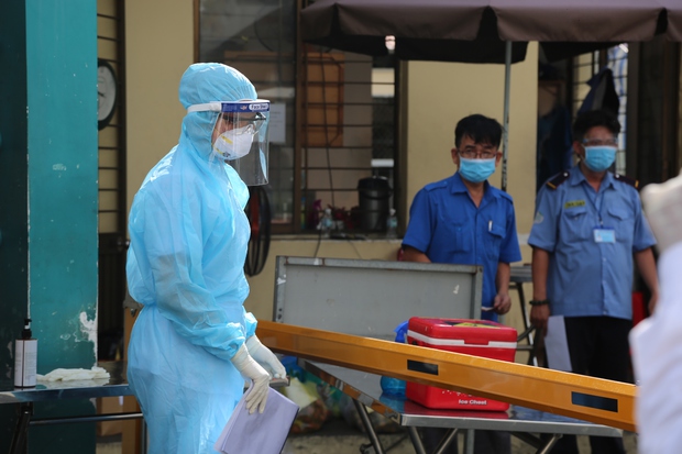 TP.HCM phát thông điệp, kêu gọi người dân: Hãy xem người đối diện mình như là một F0 - Ảnh 1. TP.HCM phát thông điệp, kêu gọi người dân: Hãy xem người đối diện mình như là một F0 - Ảnh 1.