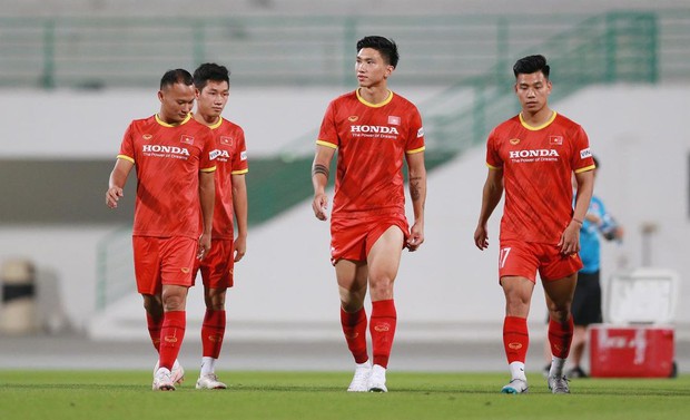 Người ta mặc đồ bảo hộ vừa vặn - Văn Hậu lòi nguyên khúc chân: Về em may quần dài cho nè! - Ảnh 3. Người ta mặc đồ bảo hộ vừa vặn - Văn Hậu lòi nguyên khúc chân: Về em may quần dài cho nè! - Ảnh 3.