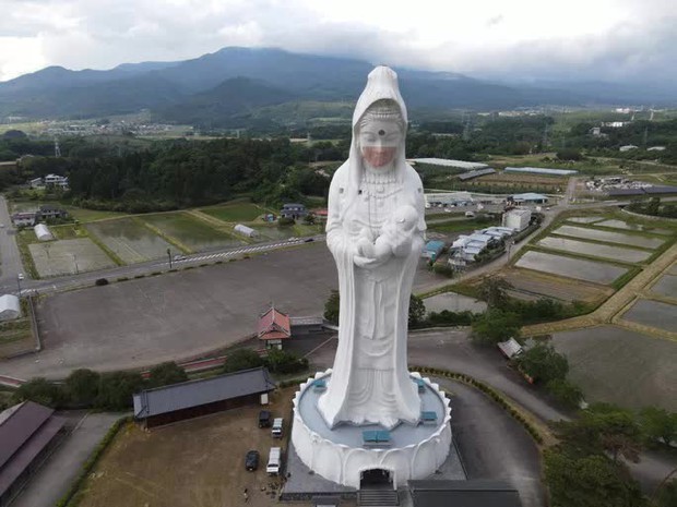 Nhật Bản đeo khẩu trang cho tượng Phật khổng lồ - Ảnh 4.