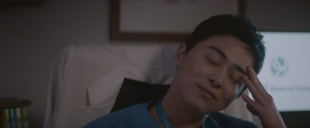 Hospital Playlist 2 tập 1 ngọt sâu răng, nhưng lời hồi âm của Song Hwa cho màn tỏ tình của Ik Jun lại đau xé lòng - Ảnh 16.