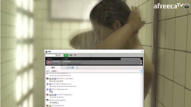 Livestream cảnh tắm trần nhưng dùng cửa sổ chat che cảnh xuân, nữ streamer vẫn thoát án phạt khiến người xem phẫn nộ - Ảnh 2.