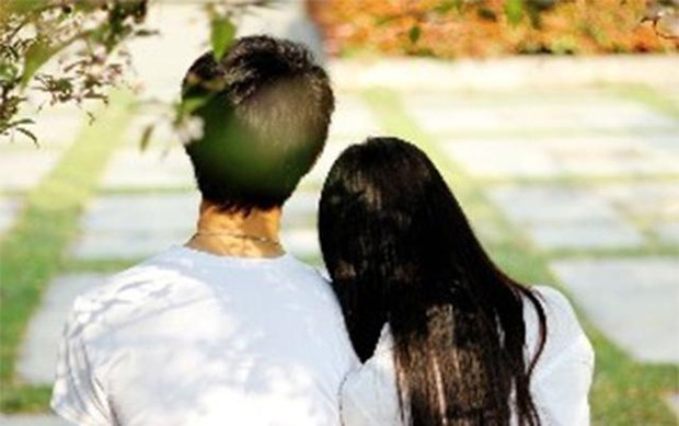 Con gái 17 tuổi vượt rào cùng bạn trai ngay trong khuôn viên trường, người mẹ đến nơi nói 2 câu khiến giáo viên phải lắc đầu - Ảnh 1.