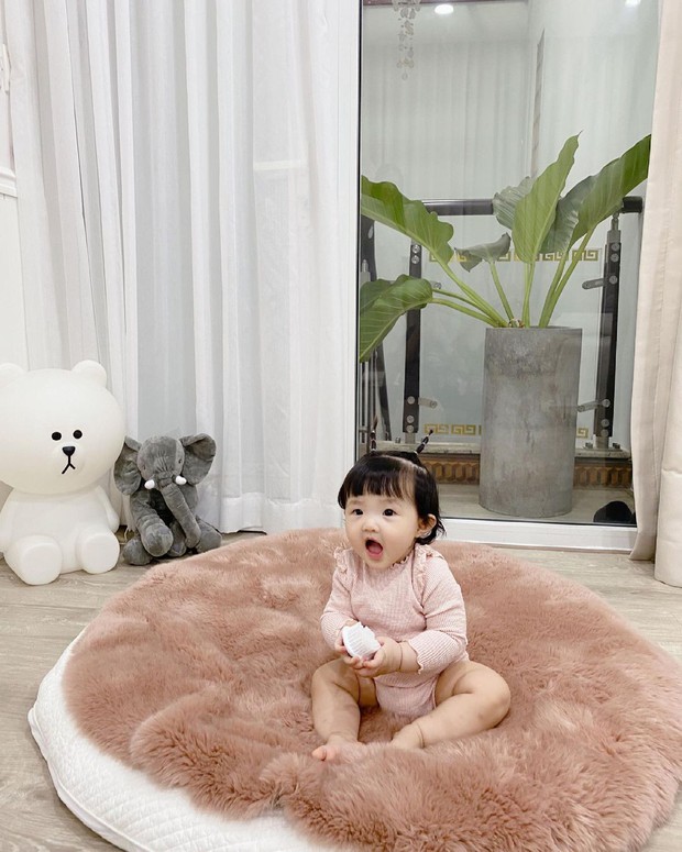 Tiểu bánh bao nhà Đông Nhi để tóc 2 sừng cưng xỉu: Nhìn y chang chú dế mèn phiên bản cute, bảo sao bố mẹ mê làm dáng cho con suốt - Ảnh 4.