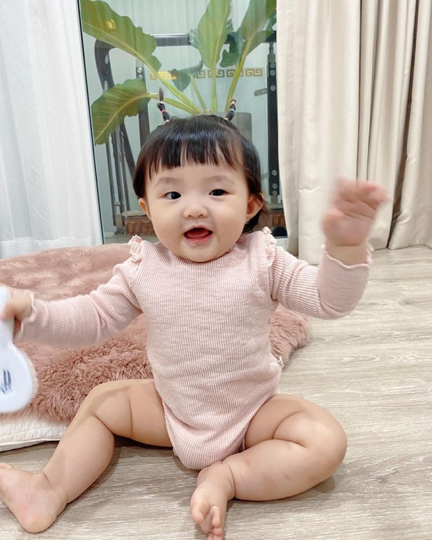 Tiểu bánh bao nhà Đông Nhi để tóc 2 sừng cưng xỉu: Nhìn y chang chú dế mèn phiên bản cute, bảo sao bố mẹ mê làm dáng cho con suốt - Ảnh 5.