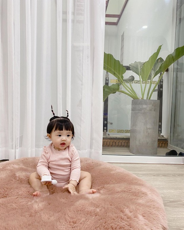 Tiểu bánh bao nhà Đông Nhi để tóc 2 sừng cưng xỉu: Nhìn y chang chú dế mèn phiên bản cute, bảo sao bố mẹ mê làm dáng cho con suốt - Ảnh 3.