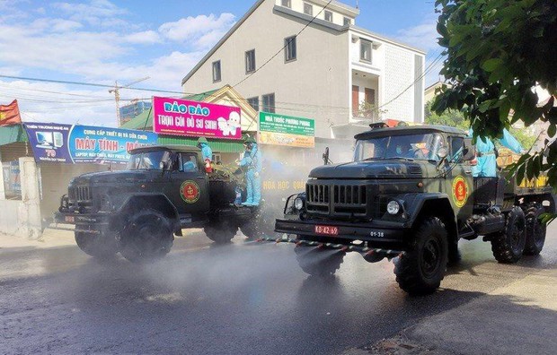 Ảnh: Phun khử khuẩn toàn bộ TP Vinh trong 3 ngày để ngăn ngừa Covid-19 - Ảnh 2.