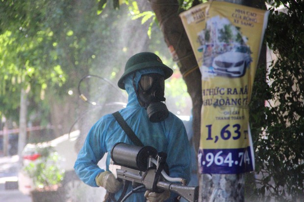 Ảnh: Phun khử khuẩn toàn bộ TP Vinh trong 3 ngày để ngăn ngừa Covid-19 - Ảnh 3.