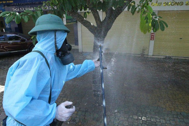 Ảnh: Phun khử khuẩn toàn bộ TP Vinh trong 3 ngày để ngăn ngừa Covid-19 - Ảnh 4.