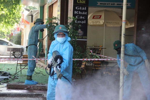 Ảnh: Phun khử khuẩn toàn bộ TP Vinh trong 3 ngày để ngăn ngừa Covid-19 - Ảnh 5.