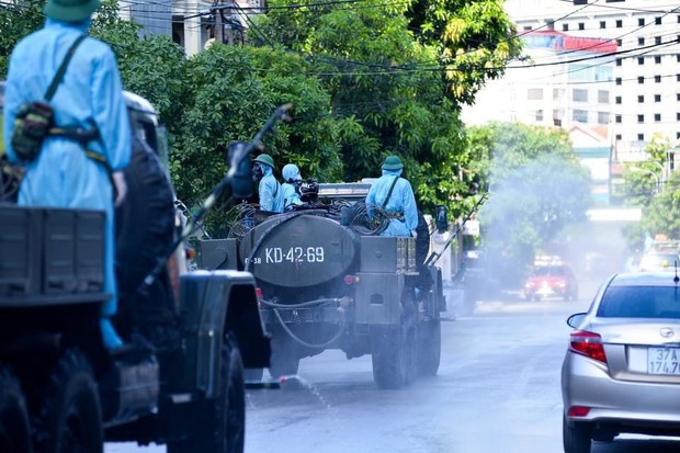 Ảnh: Phun khử khuẩn toàn bộ TP Vinh trong 3 ngày để ngăn ngừa Covid-19 - Ảnh 6.