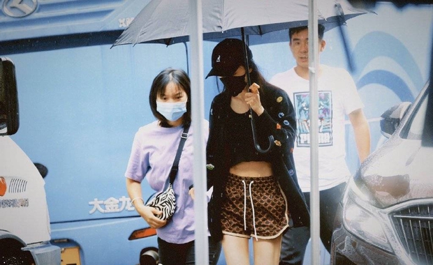 Ảnh đi làm dưới mưa của Dương Mịch hot rần rần: Quần ngắn cũn cỡn khoe chân, nay còn táo bạo lộ vòng 2 phẳng lì - Ảnh 3. Ảnh đi làm dưới mưa của Dương Mịch hot rần rần: Quần ngắn cũn cỡn khoe chân, nay còn táo bạo lộ vòng 2 phẳng lì - Ảnh 3.