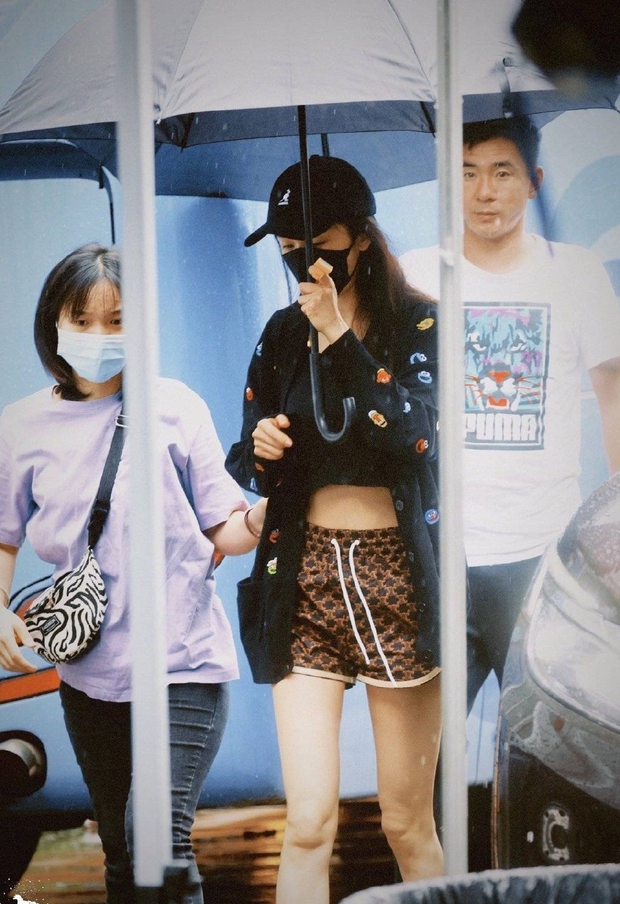 Ảnh đi làm dưới mưa của Dương Mịch hot rần rần: Quần ngắn cũn cỡn khoe chân, nay còn táo bạo lộ vòng 2 phẳng lì - Ảnh 5.