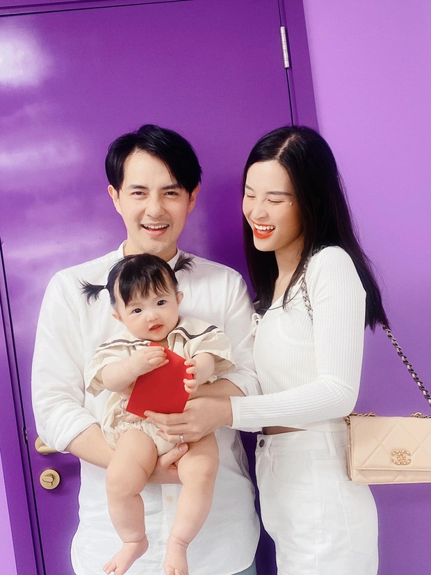 Tiểu bánh bao nhà Đông Nhi để tóc 2 sừng cưng xỉu: Nhìn y chang chú dế mèn phiên bản cute, bảo sao bố mẹ mê làm dáng cho con suốt - Ảnh 8.