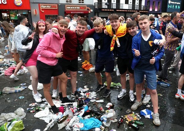 Đại chiến Anh - Scotland: Fan cuồng thiếu ý thức của đội khách tỉ thí với cảnh sát, biến quảng trường ở London thành bãi rác - Ảnh 4.