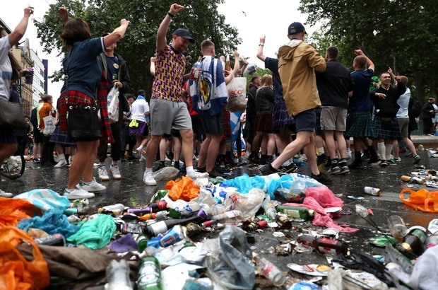 Đại chiến Anh - Scotland: Fan cuồng thiếu ý thức của đội khách tỉ thí với cảnh sát, biến quảng trường ở London thành bãi rác - Ảnh 5.