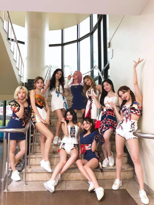 Clip: Sana (TWICE) bất ngờ đá bay một lọn tóc giả khi đang diễn nhưng biểu cảm của Nayeon mới gây chú ý - Ảnh 2. Clip: Sana (TWICE) bất ngờ đá bay một lọn tóc giả khi đang diễn nhưng biểu cảm của Nayeon mới gây chú ý - Ảnh 2.