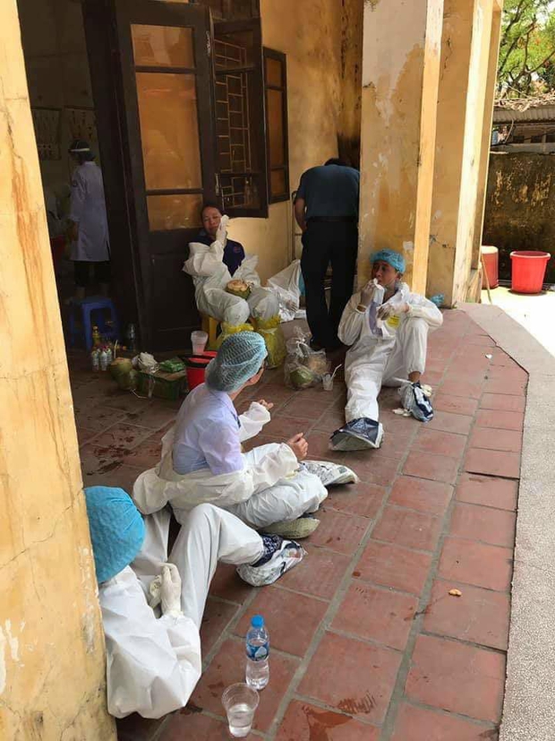 Ảnh: Sinh viên trường Y hỗ trợ chống dịch Covid-19 trong nhiều giờ, kiệt sức, ngất xỉu giữa thời tiết nắng nóng khắc nghiệt - Ảnh 5.