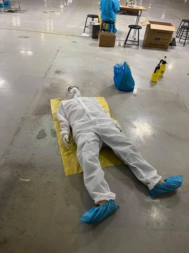 Ảnh: Sinh viên trường Y hỗ trợ chống dịch Covid-19 trong nhiều giờ, kiệt sức, ngất xỉu giữa thời tiết nắng nóng khắc nghiệt - Ảnh 6.