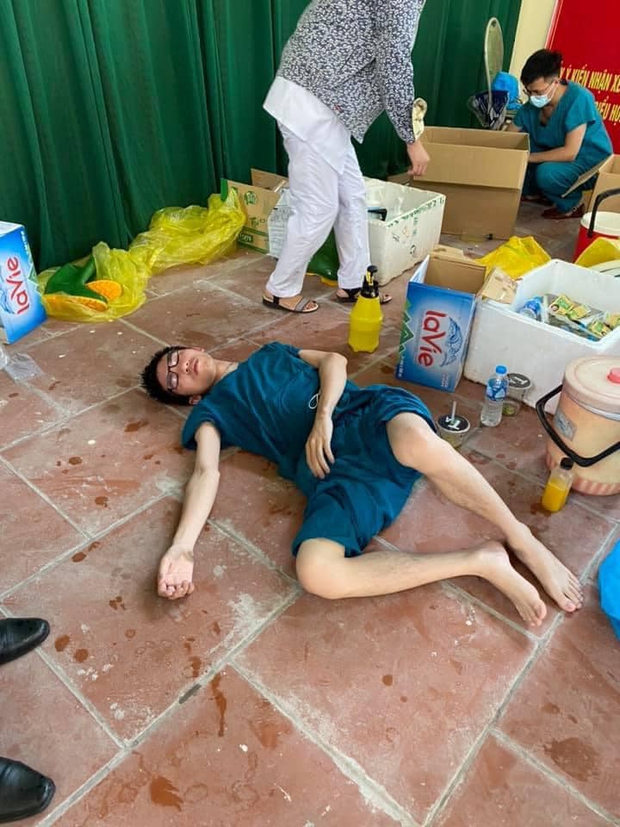 Ảnh: Sinh viên trường Y hỗ trợ chống dịch Covid-19 trong nhiều giờ, kiệt sức, ngất xỉu giữa thời tiết nắng nóng khắc nghiệt - Ảnh 7.