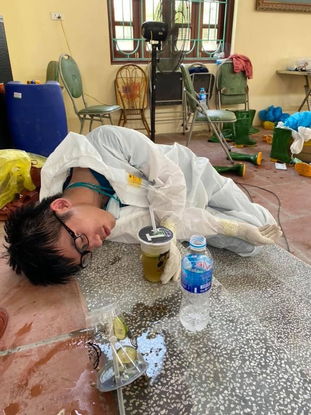 Ảnh: Sinh viên trường Y hỗ trợ chống dịch Covid-19 trong nhiều giờ, kiệt sức, ngất xỉu giữa thời tiết nắng nóng khắc nghiệt - Ảnh 8.