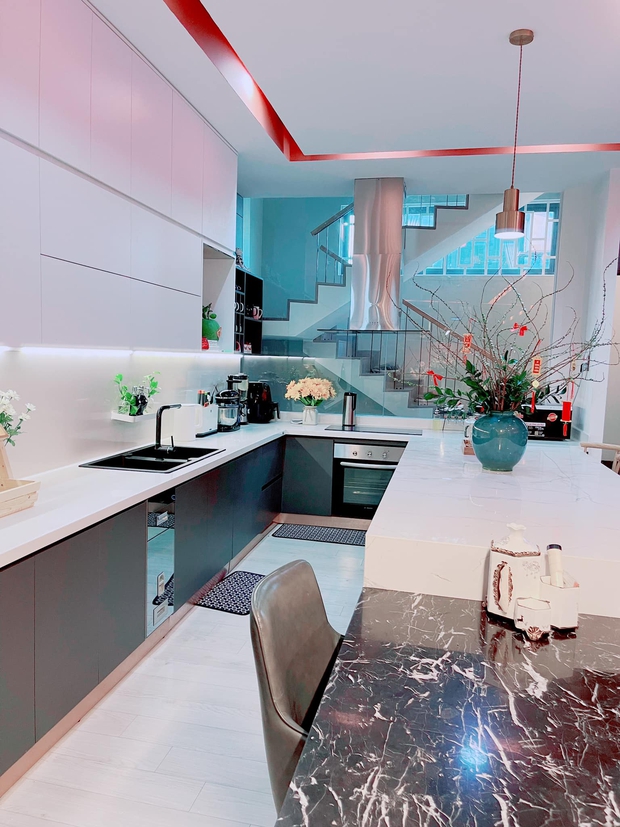 Kinh doanh tự do, vợ chồng xây nhà 4 tầng rộng 680m2, nhìn bếp với sân thượng chỉ biết khen: Đúng là nhà người ta! - Ảnh 4. Kinh doanh tự do, vợ chồng xây nhà 4 tầng rộng 680m2, nhìn bếp với sân thượng chỉ biết khen: Đúng là nhà người ta! - Ảnh 4.