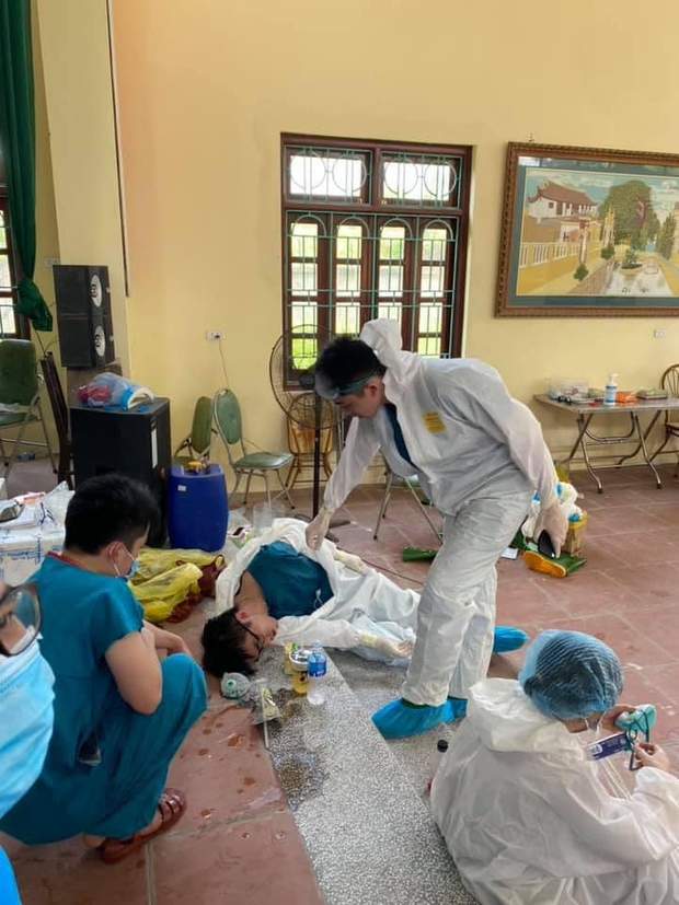 Ảnh: Sinh viên trường Y hỗ trợ chống dịch Covid-19 trong nhiều giờ, kiệt sức, ngất xỉu giữa thời tiết nắng nóng khắc nghiệt - Ảnh 10.