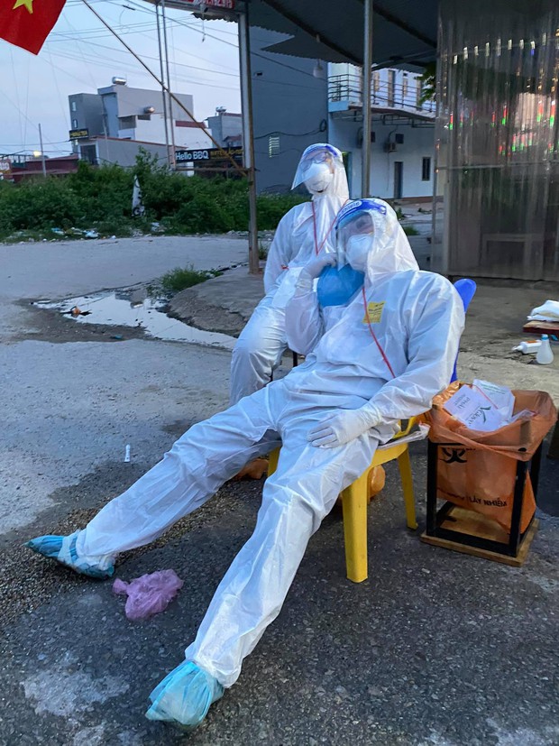 Ảnh: Sinh viên trường Y hỗ trợ chống dịch Covid-19 trong nhiều giờ, kiệt sức, ngất xỉu giữa thời tiết nắng nóng khắc nghiệt - Ảnh 13.