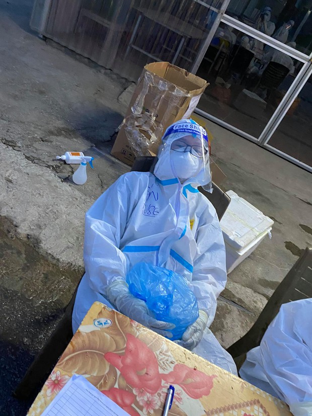 Ảnh: Sinh viên trường Y hỗ trợ chống dịch Covid-19 trong nhiều giờ, kiệt sức, ngất xỉu giữa thời tiết nắng nóng khắc nghiệt - Ảnh 12.