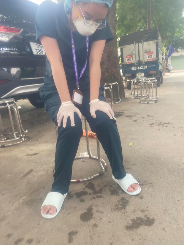 Ảnh: Sinh viên trường Y hỗ trợ chống dịch Covid-19 trong nhiều giờ, kiệt sức, ngất xỉu giữa thời tiết nắng nóng khắc nghiệt - Ảnh 11.