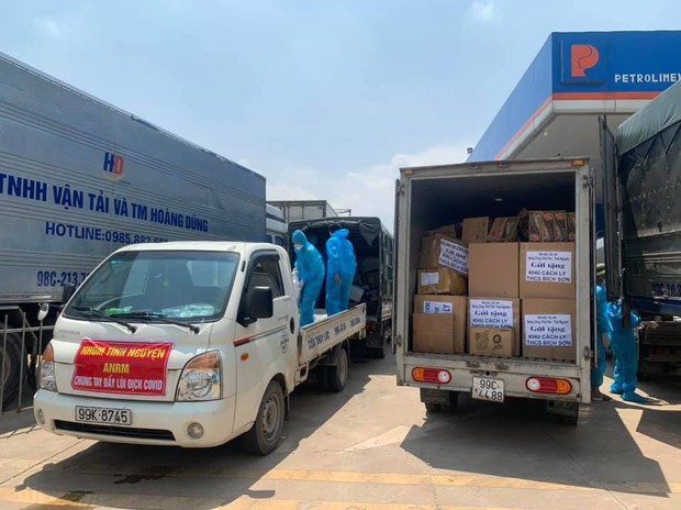 Hơn 13.000 gói băng vệ sinh được đội tình nguyện Ăn no rửng mỡ gửi vào tâm dịch cho chị em - Ảnh 1.