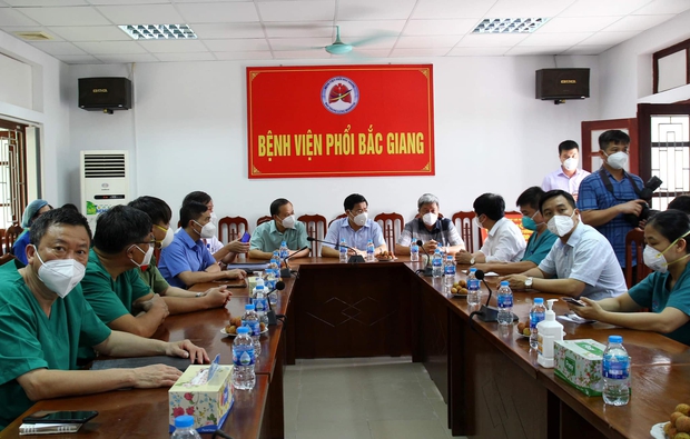 Chuyển sản phụ 26 tuổi mắc Covid-19 nguy kịch từ Bắc Giang lên BV Bệnh Nhiệt đới TW - Ảnh 1. Chuyển sản phụ 26 tuổi mắc Covid-19 nguy kịch từ Bắc Giang lên BV Bệnh Nhiệt đới TW - Ảnh 1.