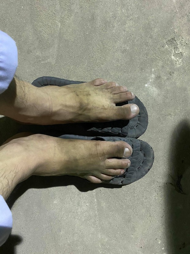 Ảnh: Sinh viên trường Y hỗ trợ chống dịch Covid-19 trong nhiều giờ, kiệt sức, ngất xỉu giữa thời tiết nắng nóng khắc nghiệt - Ảnh 3.