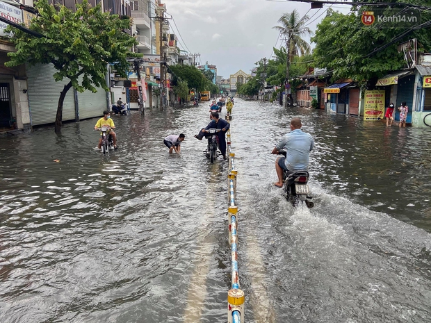 Mưa tầm tã ở TP.HCM, đường ra sân bay Tân Sơn Nhất ngập nước mênh mông - Ảnh 9. Mưa tầm tã ở TP.HCM, đường ra sân bay Tân Sơn Nhất ngập nước mênh mông - Ảnh 9.