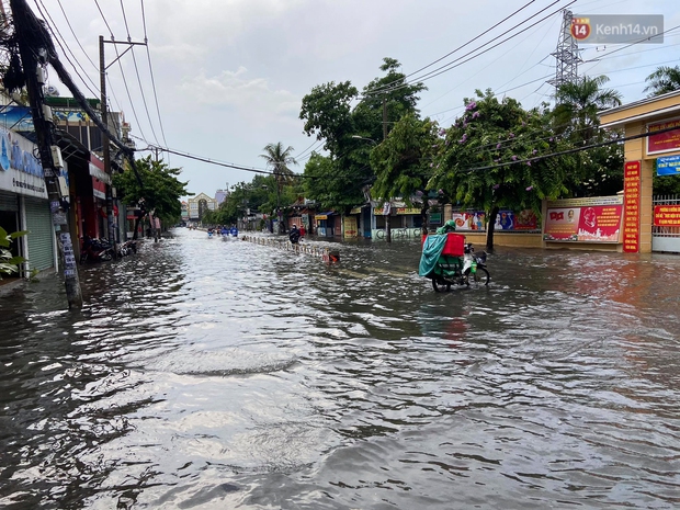 Mưa tầm tã ở TP.HCM, đường ra sân bay Tân Sơn Nhất ngập nước mênh mông - Ảnh 10. Mưa tầm tã ở TP.HCM, đường ra sân bay Tân Sơn Nhất ngập nước mênh mông - Ảnh 10.