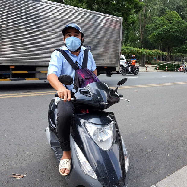 Ấm lòng hình ảnh MC Quyền Linh đi xe máy, đeo balo mang 2,2 tỷ đồng trực tiếp quyên góp vào quỹ mua vaccine Covid-19 cho người nghèo - Ảnh 3.