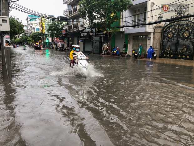Mưa tầm tã ở TP.HCM, đường ra sân bay Tân Sơn Nhất ngập nước mênh mông - Ảnh 8. Mưa tầm tã ở TP.HCM, đường ra sân bay Tân Sơn Nhất ngập nước mênh mông - Ảnh 8.