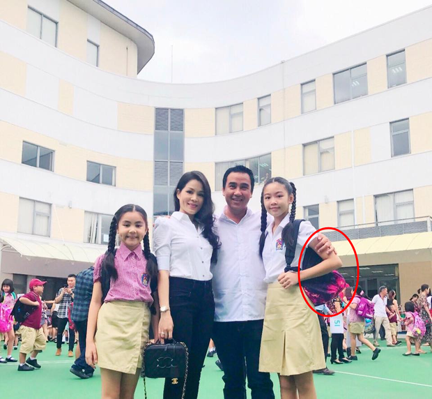 Chiếc ba lô MC Quyền Linh đựng 2,2 tỷ tiền từ thiện hoá ra là đồ cũ của cô con gái Lọ Lem đây mà! - Ảnh 2.