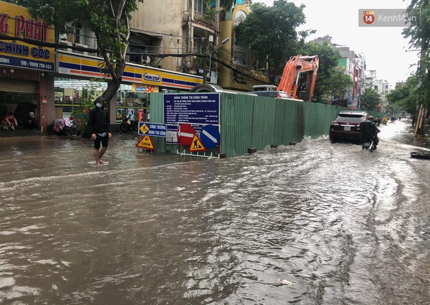 Mưa tầm tã ở TP.HCM, đường ra sân bay Tân Sơn Nhất ngập nước mênh mông - Ảnh 7. Mưa tầm tã ở TP.HCM, đường ra sân bay Tân Sơn Nhất ngập nước mênh mông - Ảnh 7.