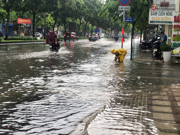 Mưa tầm tã ở TP.HCM, đường ra sân bay Tân Sơn Nhất ngập nước mênh mông - Ảnh 3. Mưa tầm tã ở TP.HCM, đường ra sân bay Tân Sơn Nhất ngập nước mênh mông - Ảnh 3.