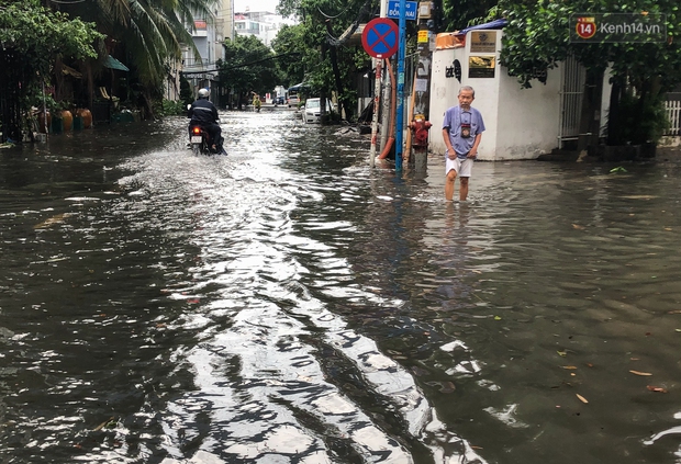 Mưa tầm tã ở TP.HCM, đường ra sân bay Tân Sơn Nhất ngập nước mênh mông - Ảnh 5. Mưa tầm tã ở TP.HCM, đường ra sân bay Tân Sơn Nhất ngập nước mênh mông - Ảnh 5.