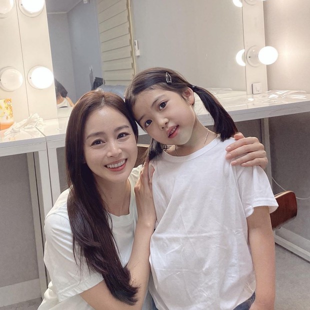 Hiếm ai như Kim Tae Hee, lộ nếp nhăn cả rổ rõ mồn một trong hậu trường vẫn khiến Knet khó tính câm nín vì... quá đẹp - Ảnh 2.