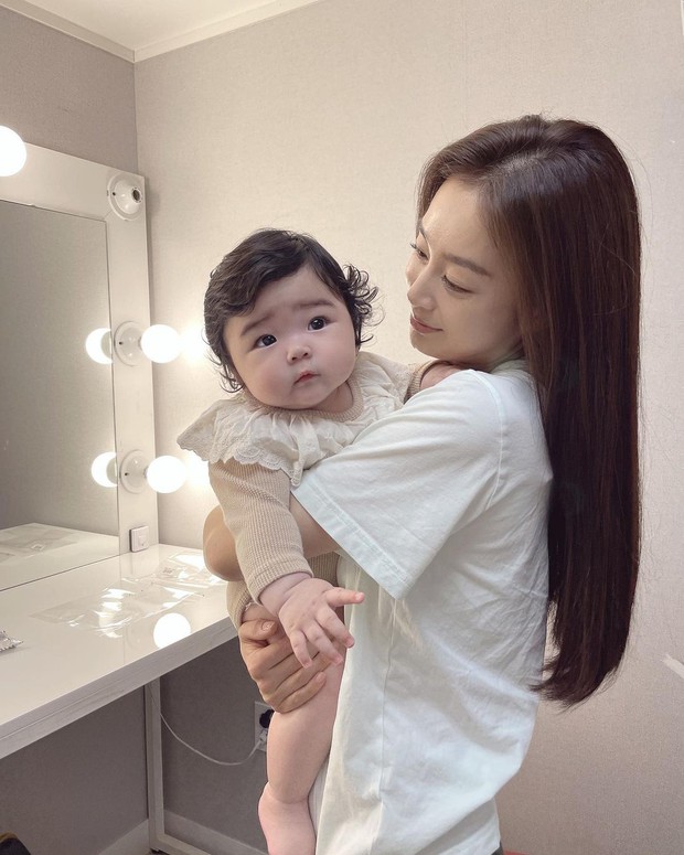 Hiếm ai như Kim Tae Hee, lộ nếp nhăn cả rổ rõ mồn một trong hậu trường vẫn khiến Knet khó tính câm nín vì... quá đẹp - Ảnh 5.